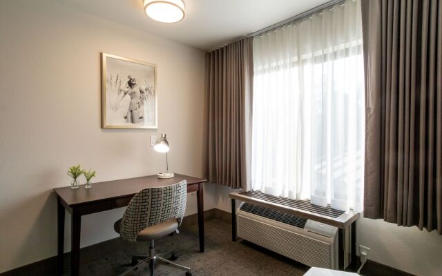 Oxford Suites Portland - Jantzen Beach