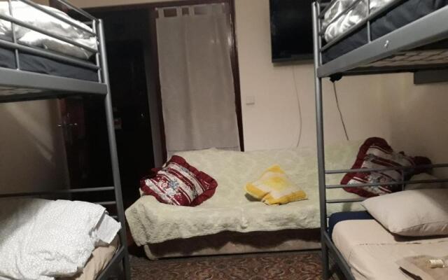Quarto com 4 camas (Beliches+ 1 Sofá-cama)
