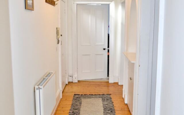 Sophisticated 2 Bedroom Edinburgh Flat Near Old Town