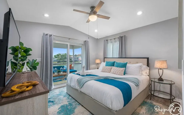 Chic 8BR with Heated Pool & Waterview