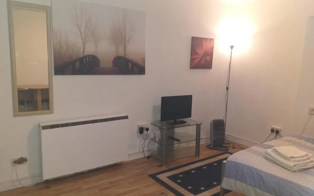 Studio flat in central Bracknell