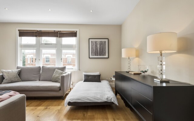 Stylish Chiswick Park Apartment