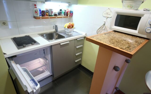 Double Bedroom Apartment on Great Location With Balcony!!
