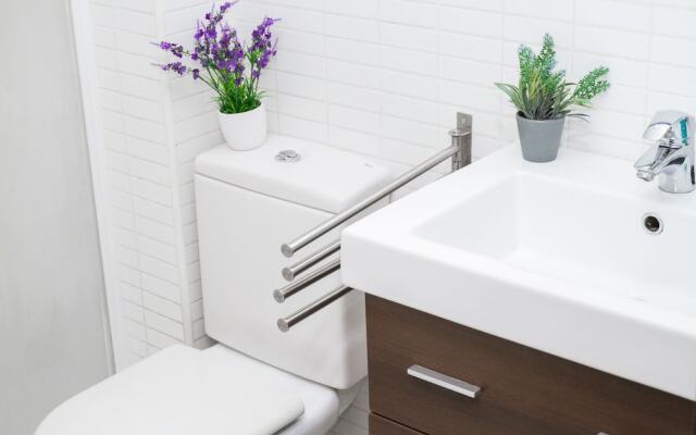 Modern & Stylish Flat Dos Aceras by La recepcion