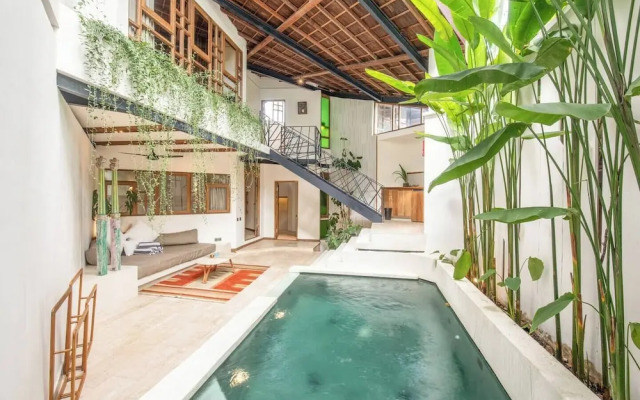 Modern 2-br Art Deco Villa, 800m From the Beach