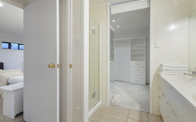 Spacious Family Home - Backyard-Mt-Views