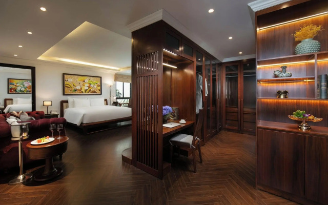 May de Ville Crown Hotel