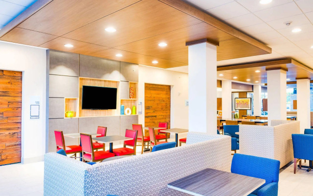 Holiday Inn Express & Suites Russellville by IHG