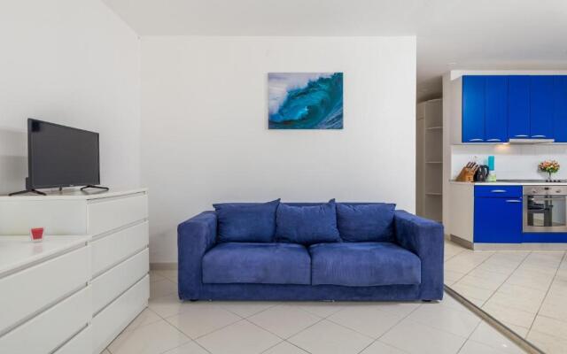 Apartment in pinewood near the sea