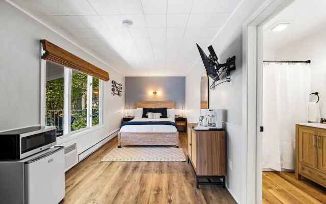 Fresh Coast Motel