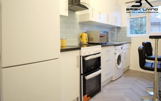 Modern & Bright One BR Flat For Couples & Professionals with Free Parking By Brisk Livings Dagenham