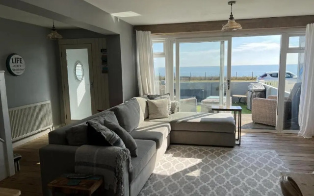 Sea Facing 2Bd Terraced Home - Peacehaven