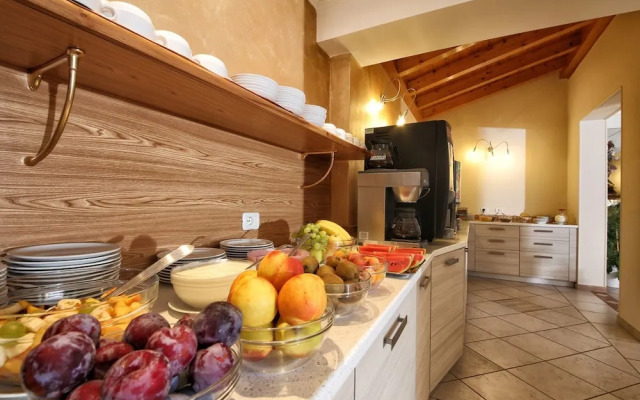 Holiday Home in Tremosine With Pool, Sauna, Garden, Terrace