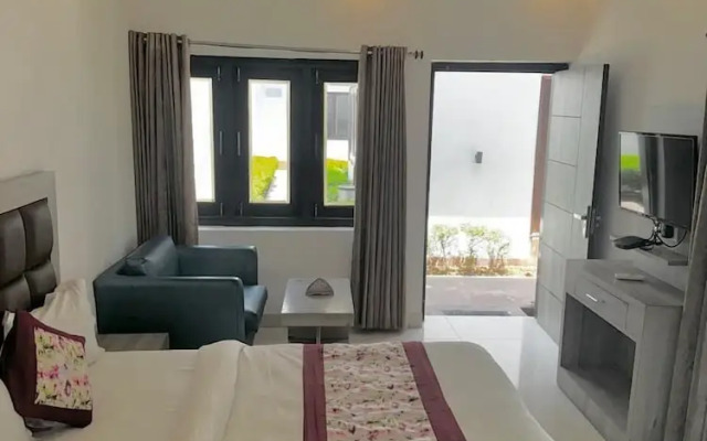 R Cottage Studio Apartments