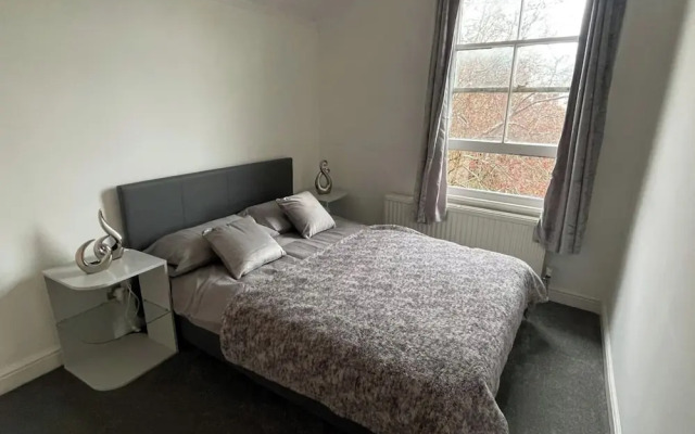 House - Sleeps 6 - Garden - Parking