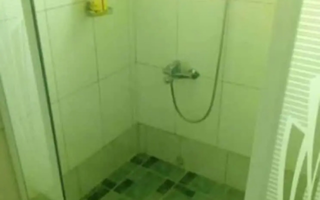A & J Holiday Suites