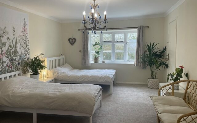 Lovely 5-bed House Near Ilminster and for Families