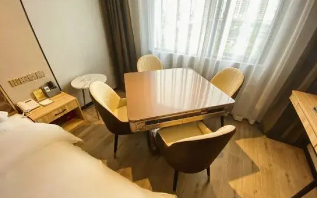 Huaxi Hotel (Guiyang Railway Station Vientiane City Shopping Center)