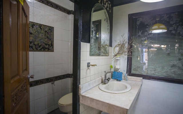 Mad Cow Hostel Si Lom