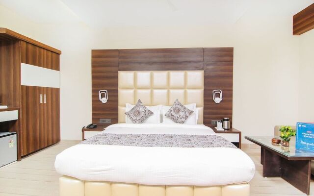 OYO 13482 Hotel Moments