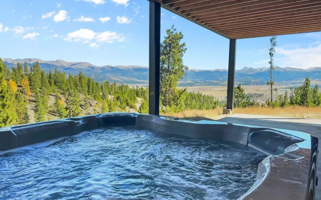 Mountain Vista 3 Bedroom Chalet by RedAwning