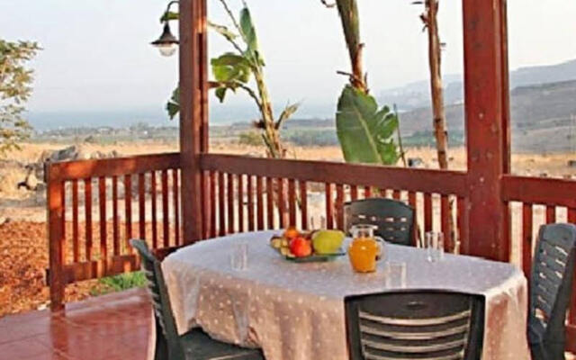Mul Kinneret Livnim Suites