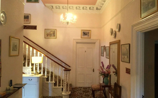 Muntham Holiday Apartments & Town House
