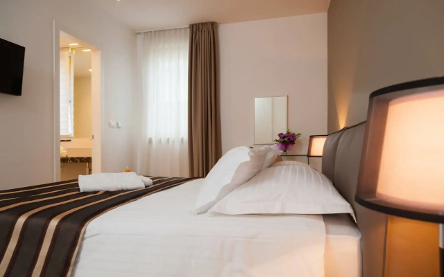 Residence by Vestibul Palace