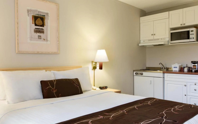 Days Inn by Wyndham Victoria Airport Sidney