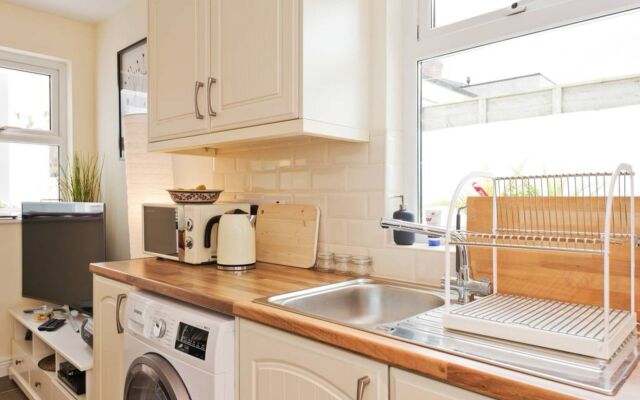 2 Bedroom Apartment By The River
