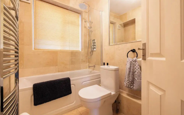 Mayfair 3-bed 6-guest W/patio & ac Berkeley Square