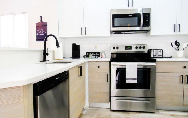 Stylish 3 Bedroom Home Private Balcony Patio