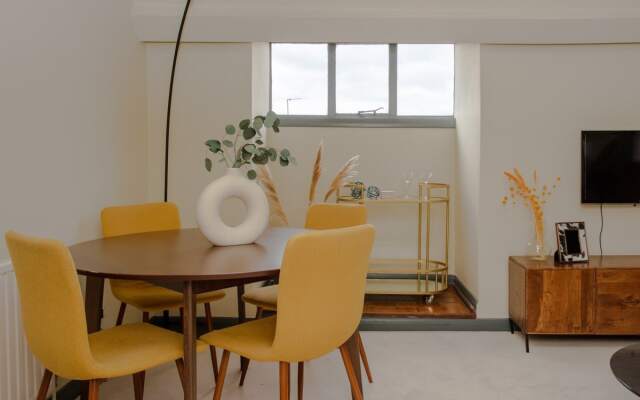 The Crescent Moon - Elegant 1BDR Flat
