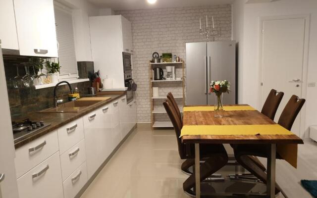 VillaGrey Tunari