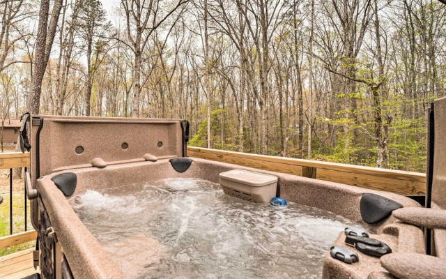 Asheville Area Hideaway w/ Hot Tub + Deck!