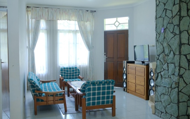 Villa ChavaMinerva Hanni Ciater with Pool – Guest Rooms – Cisaat
