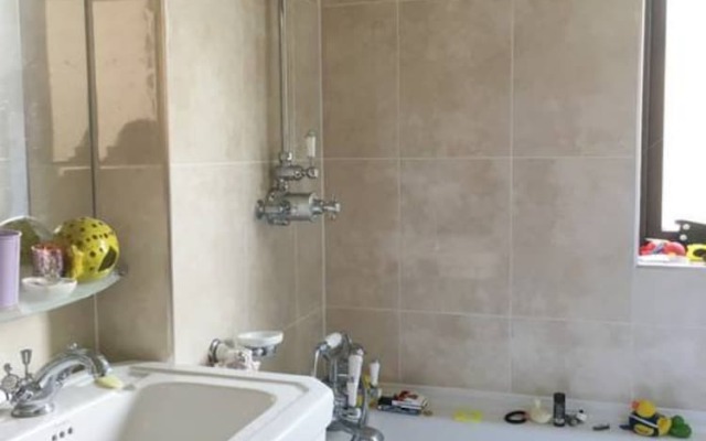 4 Bedroom Flat Near the Harry Potter School