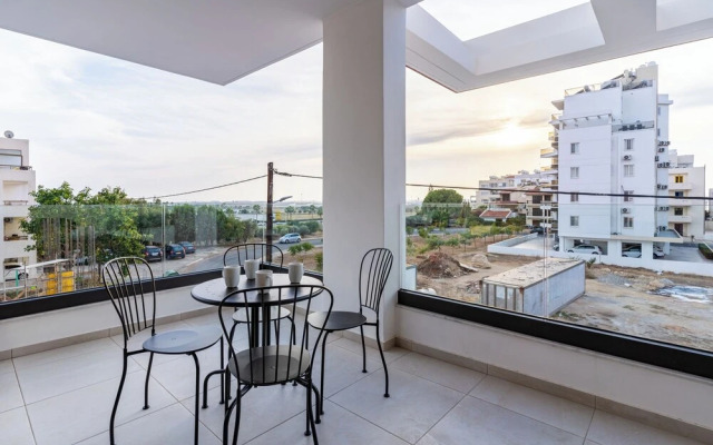 Beachcomber 2-BR Apartment in Larnaca