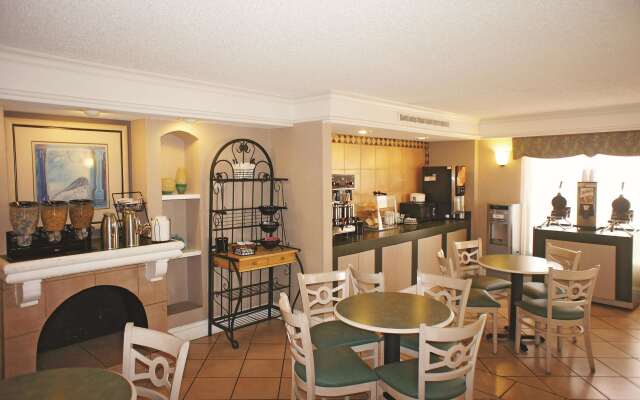 La Quinta Inn by Wyndham Kansas City Lenexa