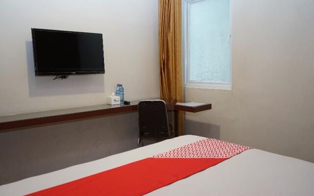 OYO 633 Ren'z Hotel