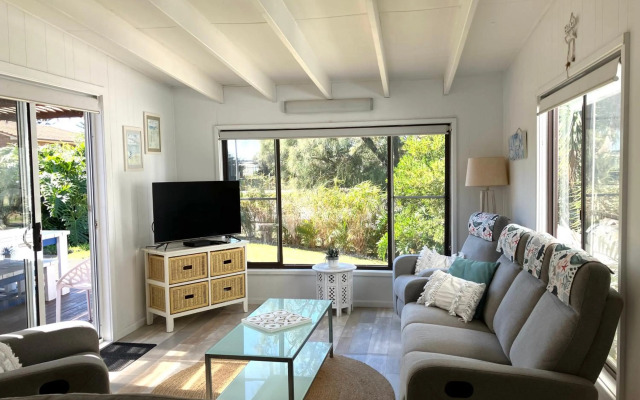 Shellharbour Beach Cottage - walk onto Patrolled beach with flags in summer