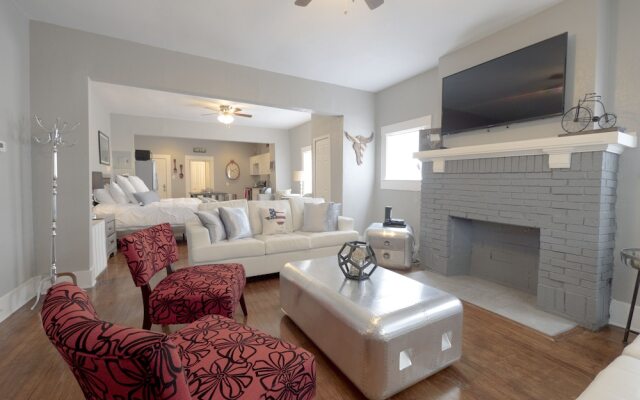 Laurel Pearl-Sleeps 5-1Bd