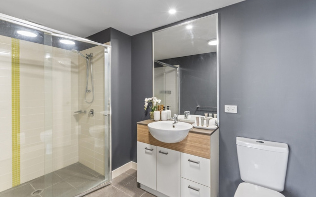 Bright 1-bed Retreat in Charlotte Towers