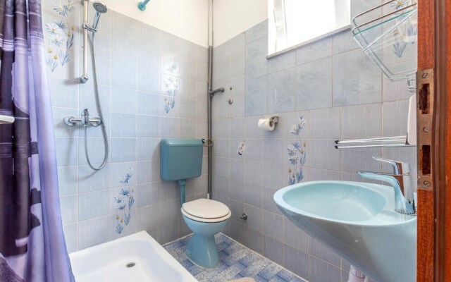 Nice Apartment in Duce With Wifi and 2 Bedrooms