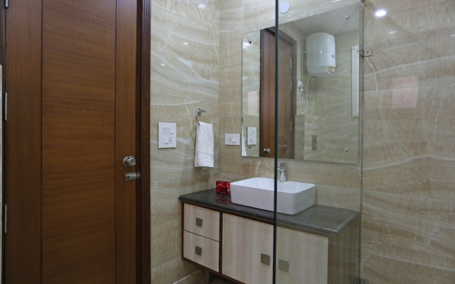 OYO TOWNHOUSE 460 H C Grand