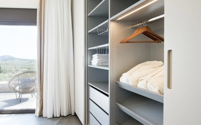 Captivating 5br Pool Villa Close Navarino Golf