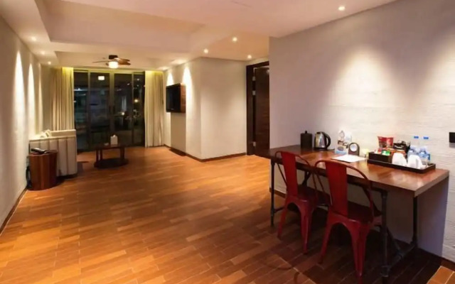 Poly Phoenix Hotel