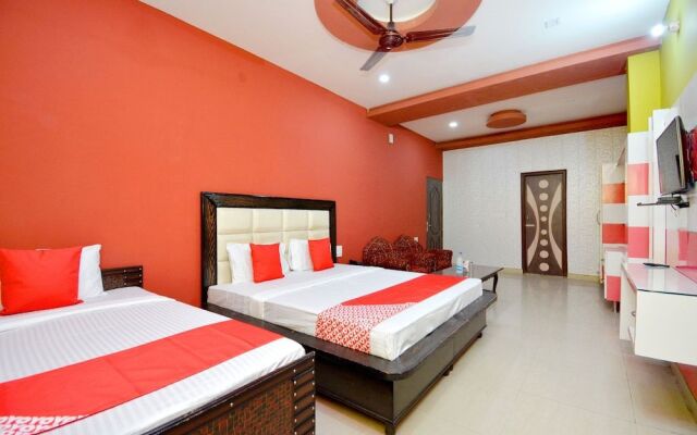 Oyo 39889 Palace Plaza