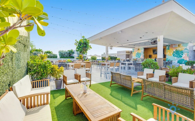 Hollywood Beach Modern Studio Rooftop Pool