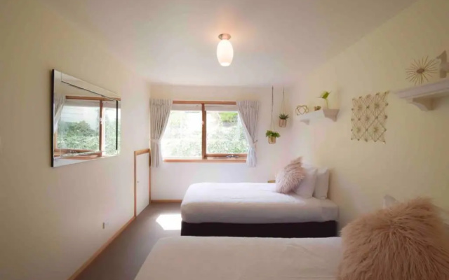 Best Location in Hobart! Luxury 4 bedroom with stunning views – Guest Rooms – Glebe